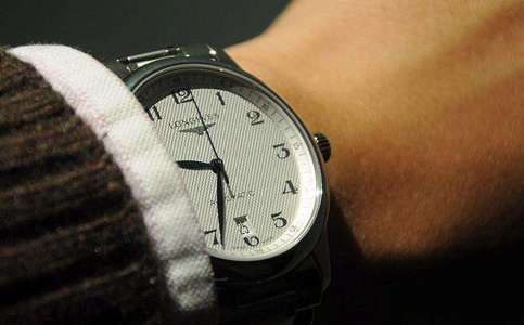 浪琴手表合肥維修中心（應對浪琴手表進灰問題）